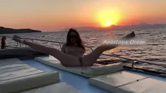 Reproduzir Loira travessa pisca sua bunda e se masturba em uma festa de barco