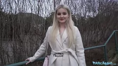 Afspelen Public Agent krijgt een pijpbeurt en hardcore neuken van een sexy Californische babe in kousen