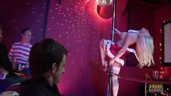 Afspelen Kerstviering: Anal Group Sex met kous beklede blonde en brunette milfs