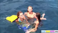 Reproducir Hot Lesbian Teen Tease en vacaciones en barco