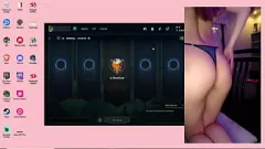 Play Amateur Streamer Gets Kinky Outdoor While Playing League of Legends