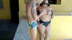Afspelen BBW babe zuigt grote lul bij poolfeestporno