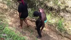Jouer L'étudiant universitaire noir aime les relations sexuelles en plein air quelque part en Afrique