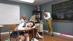 Reproduzir Petite adolescente devaneios de threesome skinny libertado uso na aula